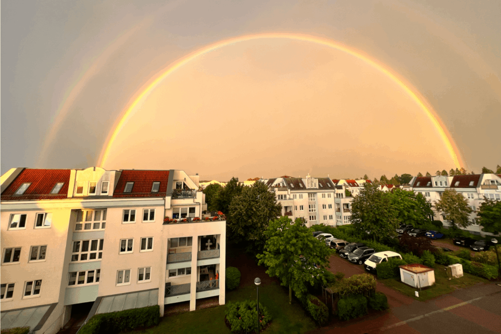 Rote Mühle Quartier Wittstock mit Regenbogen